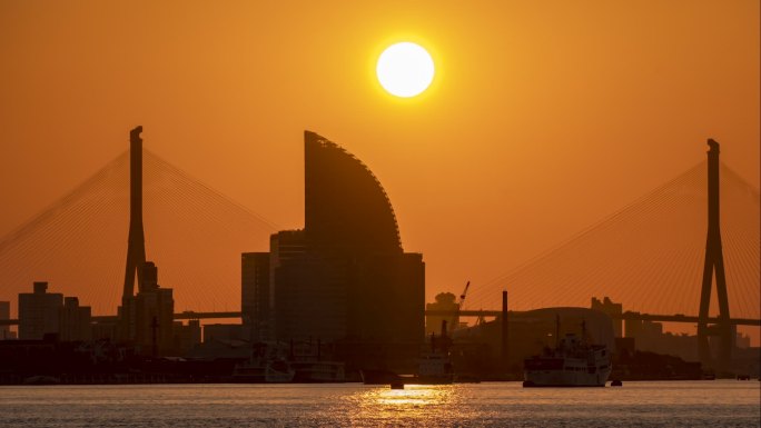 上海黄浦江太阳升起