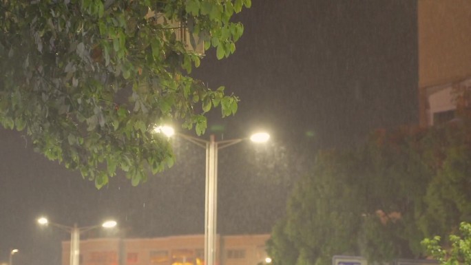 城市大雨倾盆大雨雨夜下雨特写