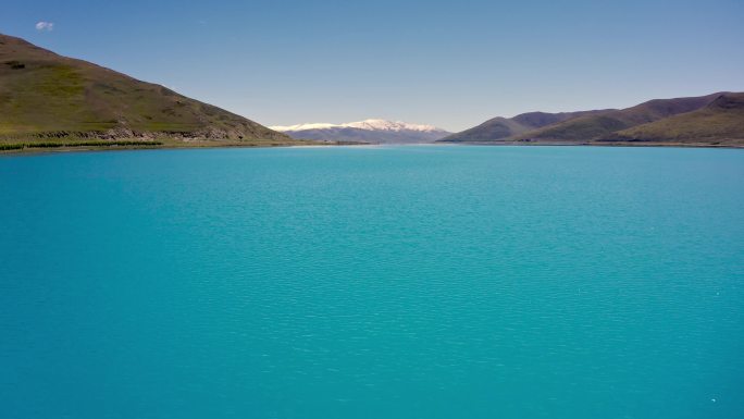 贴近水面航拍碧蓝色的羊卓雍错