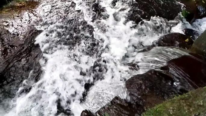 山涧泉水深山溪流溪水暴雨后溪水清清的溪水