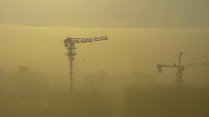 日出时建筑工地云雾缭绕飘渺景观