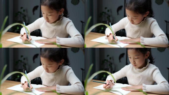 夜晚使用独自一人学习的小学生