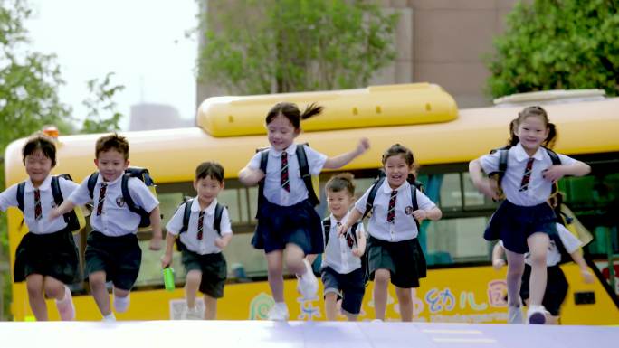 4K幼儿园接送校车小孩奔跑