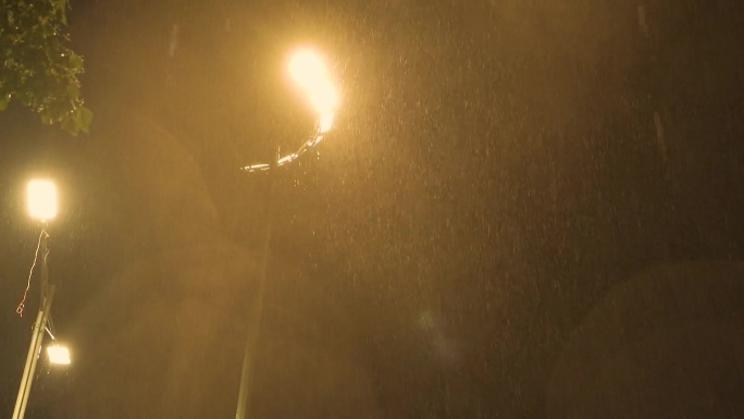 下雨夜路灯城市雨夜暴雨夏季下雨雨落下特写