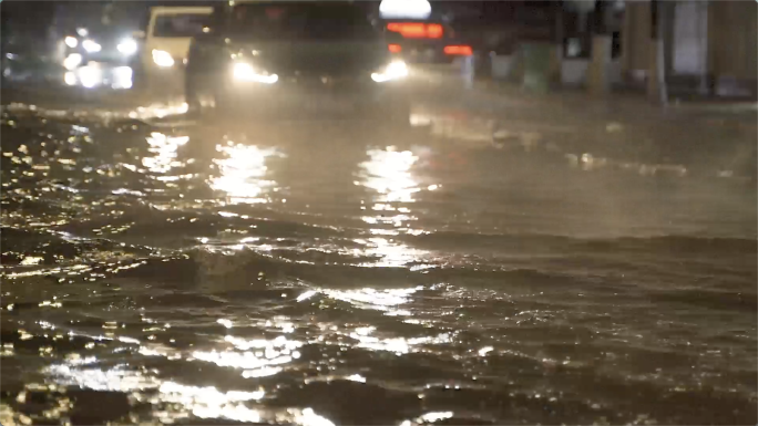 雷雨夜晚路面积水驱车回家交通瘫痪行车安全