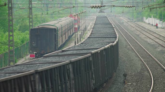火车上的煤炭铁路货柜铁路货物运输煤炭运输