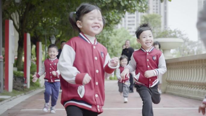 小朋友认真听故事  小孩奔向镜头