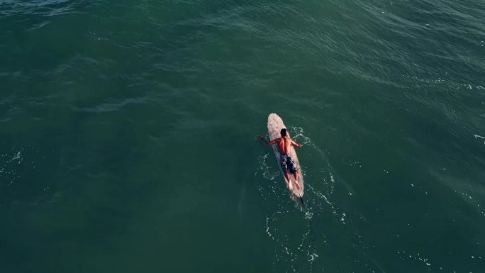 冲浪板热爱运动热血挑战孤独漂浮