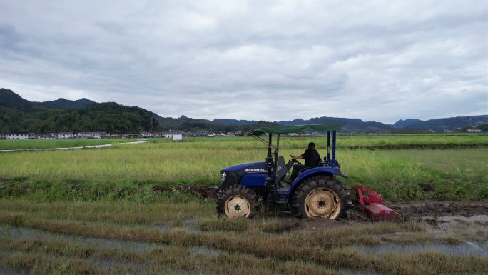 机器耕地