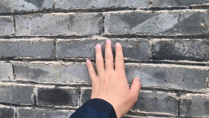 4K-手指扶过古墙