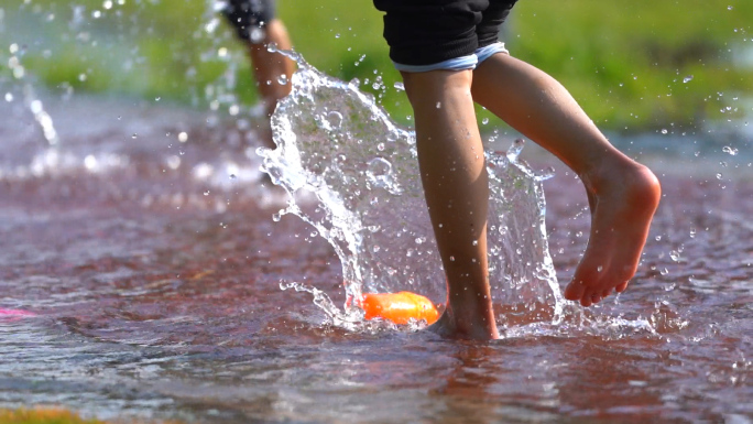 儿童玩水踩水