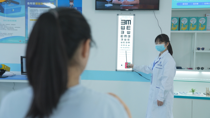 眼科门诊小学生视力表测视力