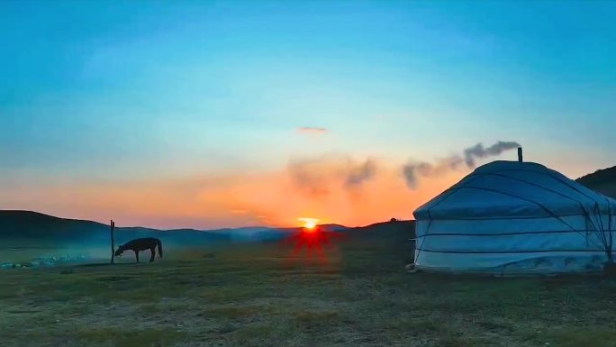 蒙古包夕阳炊烟袅袅 夏日草原落霞牧马悠悠