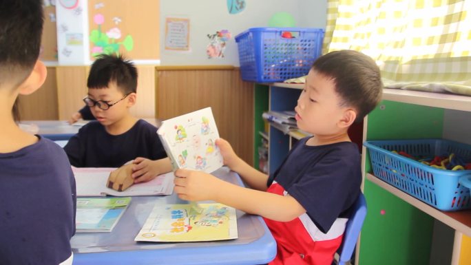 幼儿园孩子在教室看书