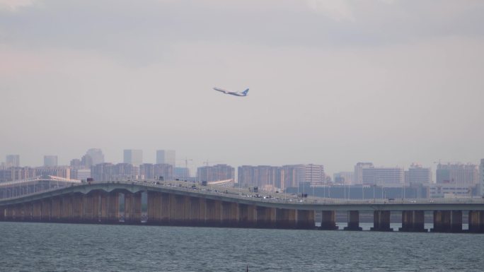 福建厦门集美大桥车流与飞机同框