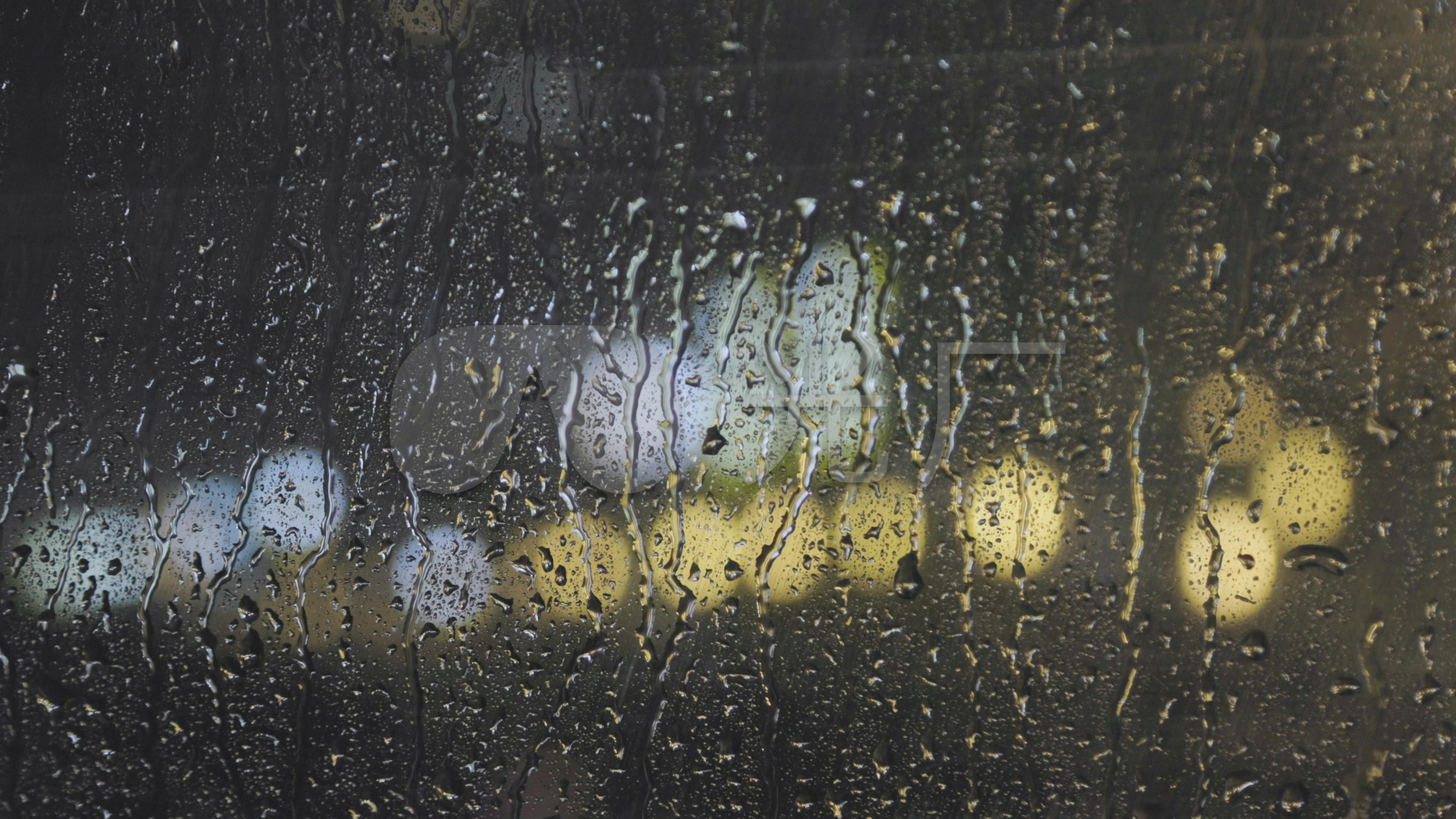 下雨行人，街道下雨，城市雨景视频素材,延时摄影视频素材下载,高清3840X1618视频素材下载,凌点视频素材网,编号:317294