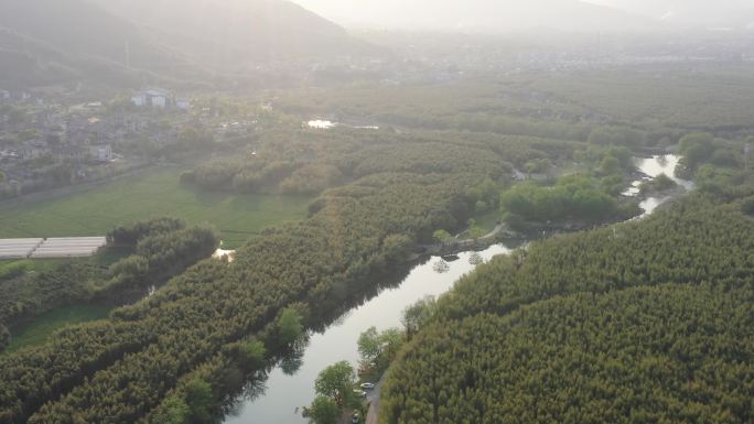 航拍夕阳下农村村落和农田