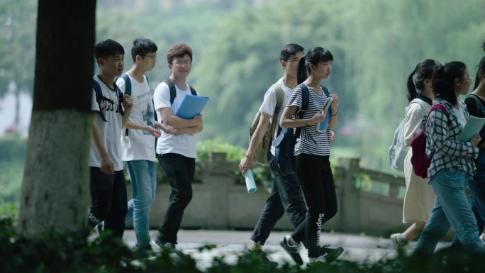 大学生行走在校园的上课路上