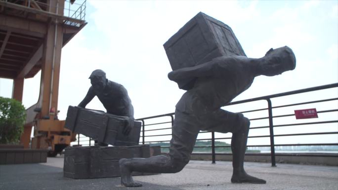 电厂雕塑雕像群工人搬运长江空镜A017