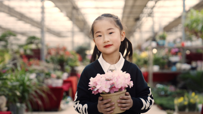 4K_鲜花基地摘草莓浇花小女孩奔跑大棚