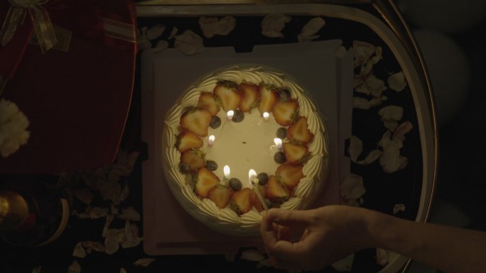 生日蛋糕点蜡烛