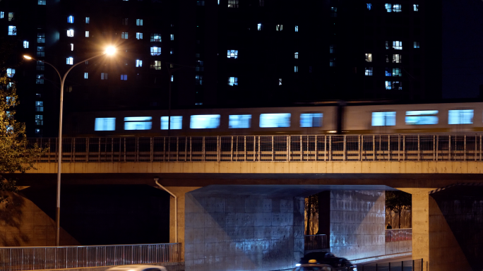 城市夜晚地铁穿行在高架桥车辆穿行桥洞