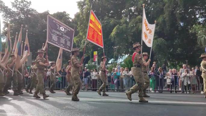 致敬和平：悉尼“澳新军团日”游行缅怀老兵