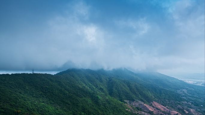 山顶上的平流雾低空云水汽冷却蒸发升腾