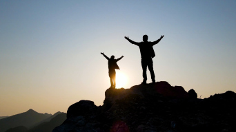 勇攀高峰男人奔跑登顶登山张开双臂拥抱蓝天视频素材