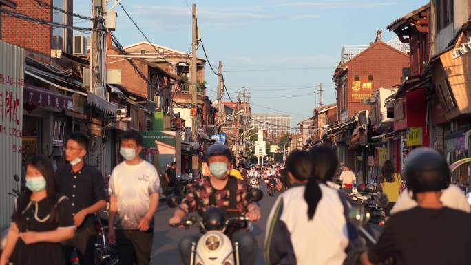 泉州西街游客街上逛街人群小吃街老街道