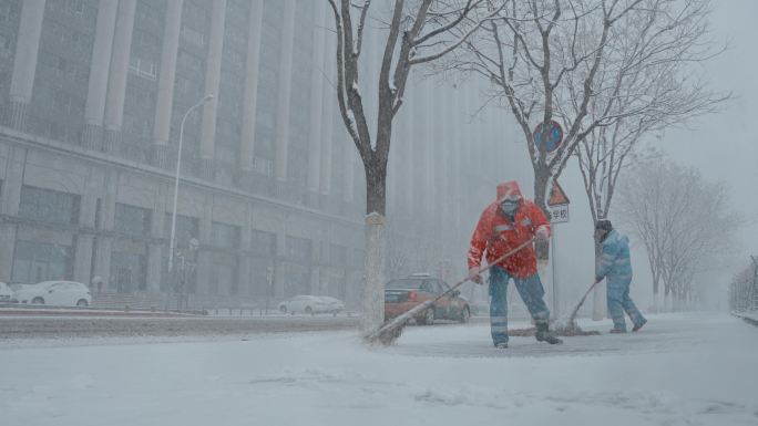 环卫工在大雪中扫雪4K