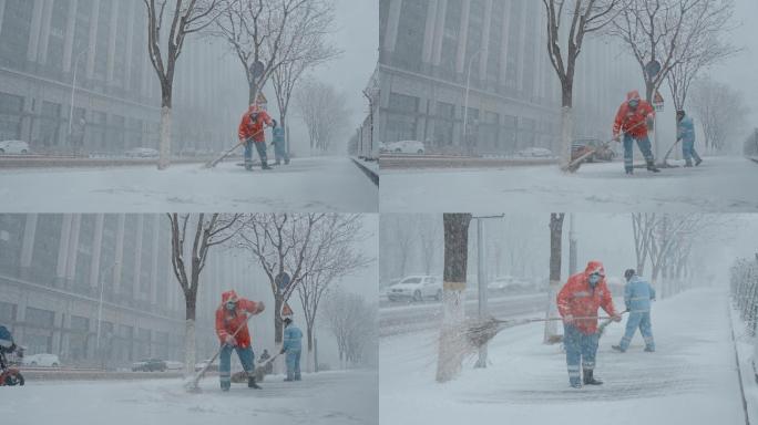 环卫工在大雪中扫雪4K