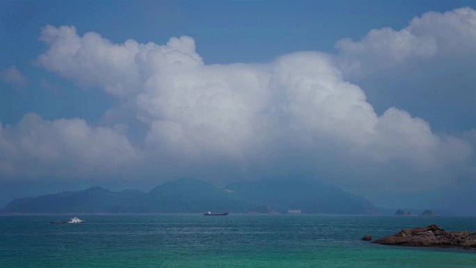 晴天的海面白云朵朵飘过