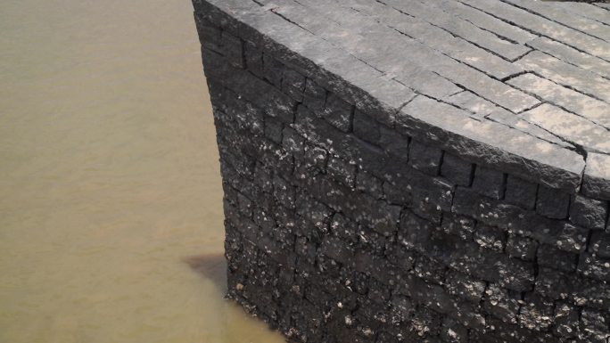 洛阳桥石墩石头上的海蛎