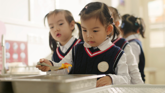 4K_幼儿园食堂自主吃饭摆放餐具排队打饭