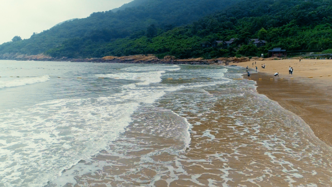 4K_海边海岸线大海山海沙滩夕阳游客