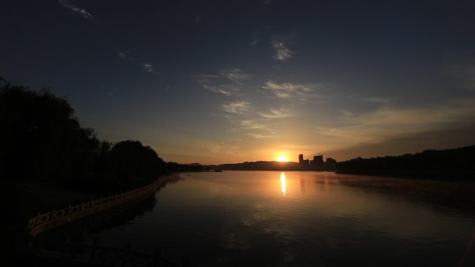公园湖边日出 日落