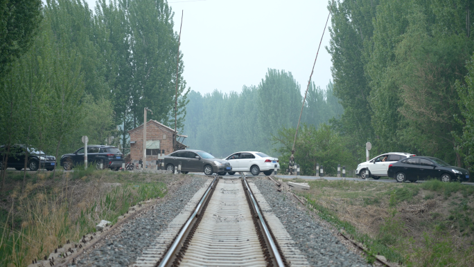 火车道口 各种三轮车 过铁道路口