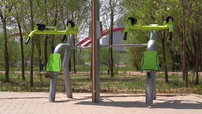 公园里的健身器材健身原创4K