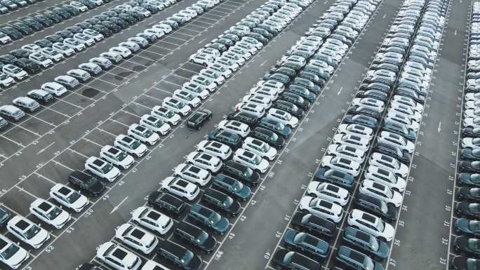 航拍汽车制造厂共享汽车生产线露天停车场