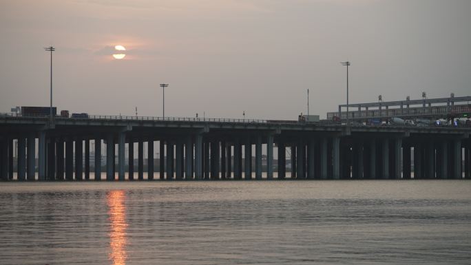 夕阳下的广深高速公路沿江高速大桥车流