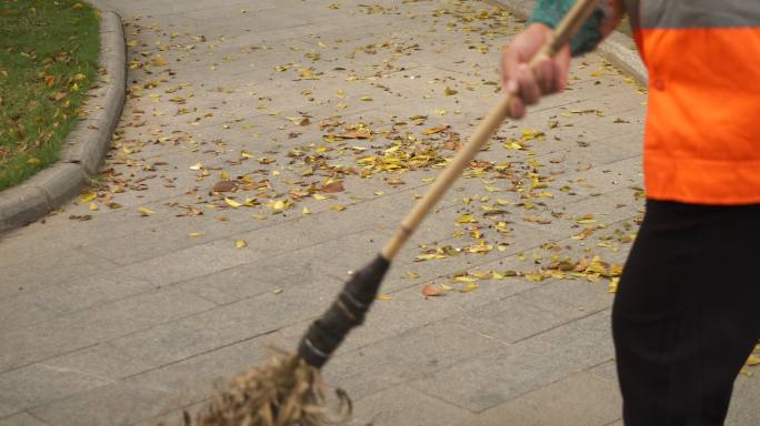 清洁工扫落叶