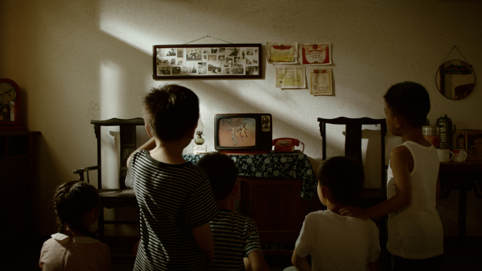 4K_80年代家庭布置小孩看电视西游记