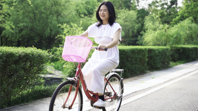 女孩骑自行车，意境唯美小清新女孩骑行素材