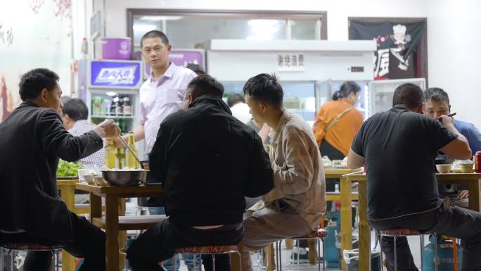 夜晚小餐馆吃饭