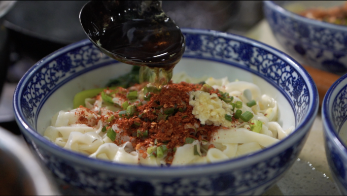 陕西油泼面 扯面 面条 地方美食 特产