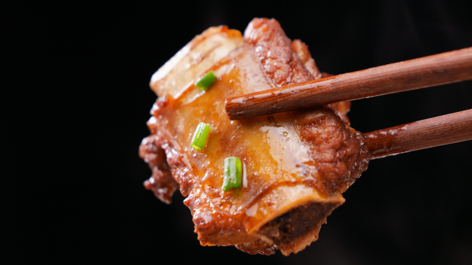 筷子夹起红烧排骨家常菜猪肉美食