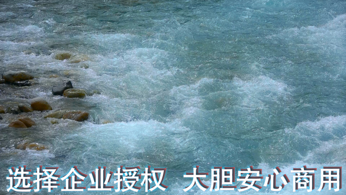溪水视频蓝色清澈的冰雪山泉水小溪