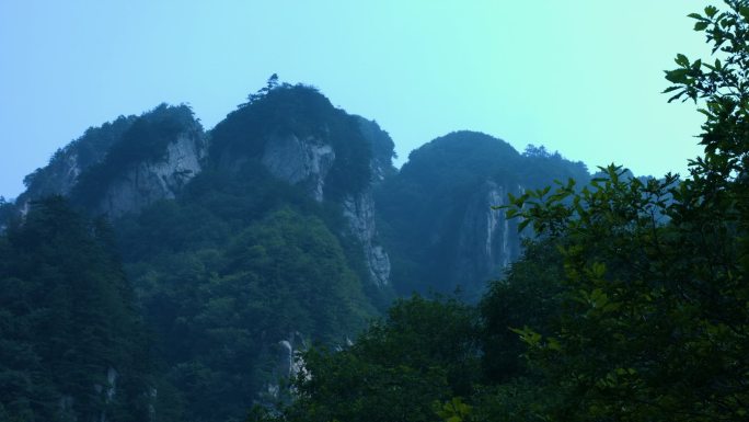 摄影师在山里寻找最美风光