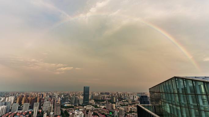 城市上空的彩虹